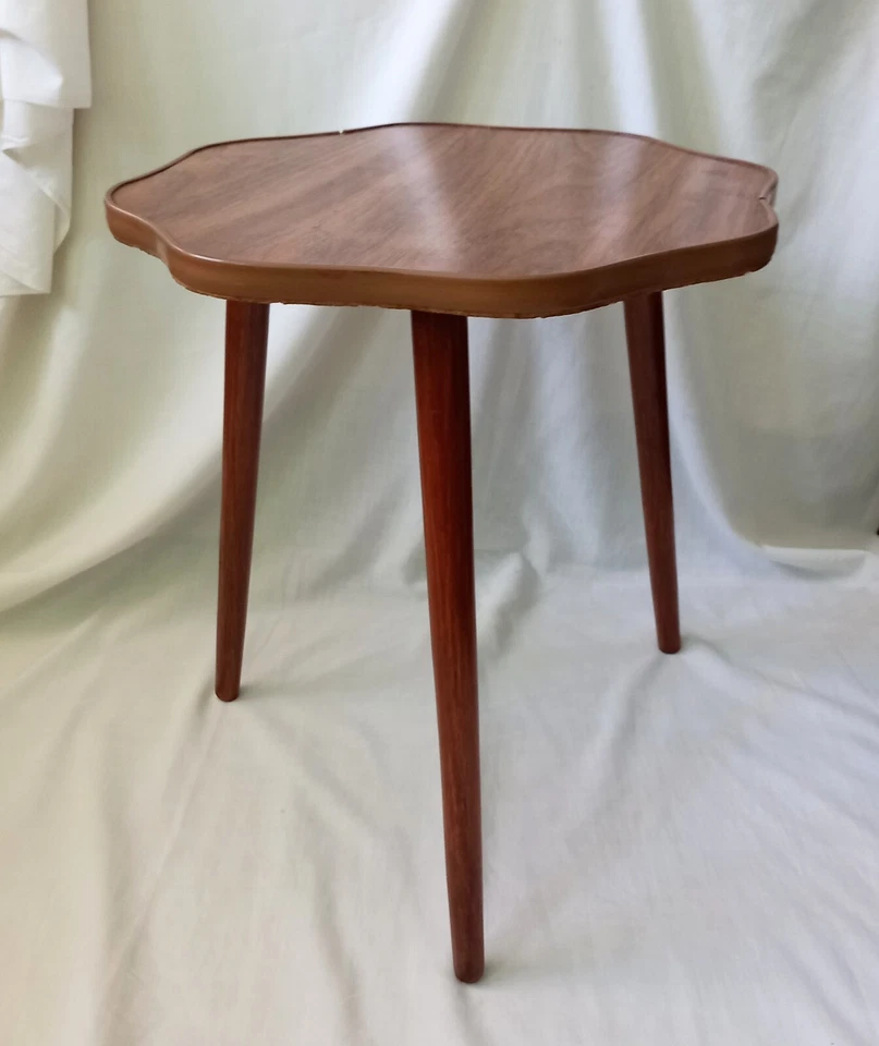 Vintage Mid Century wavy edge Coffee Side Table Plant Stand With Tapered Legs  - Image 2 of 4