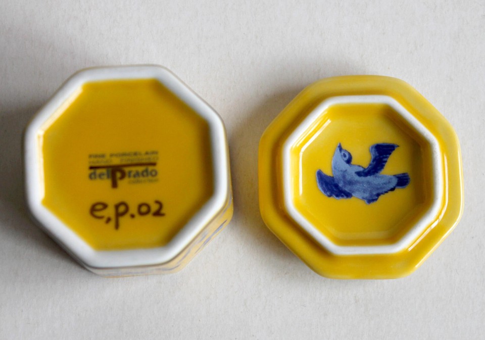 ANCIEN PILULIER, BOITE en PORCELAINE FINE, FINITION MAIN DECOR FLEURS