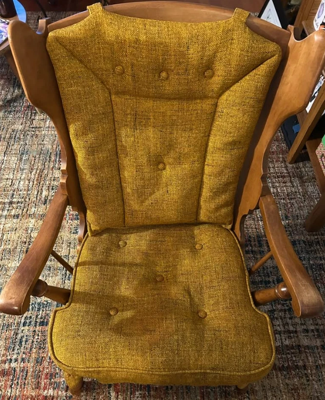 Mecedora deslizante Tell City 1970 vintage cojines amarillos marco de madera Foto 3 de 4