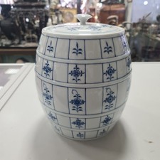 Deckeldose in Form eines Weinfasses, Meissen, 21. Jh., Zwiebelmuster (SA231024)