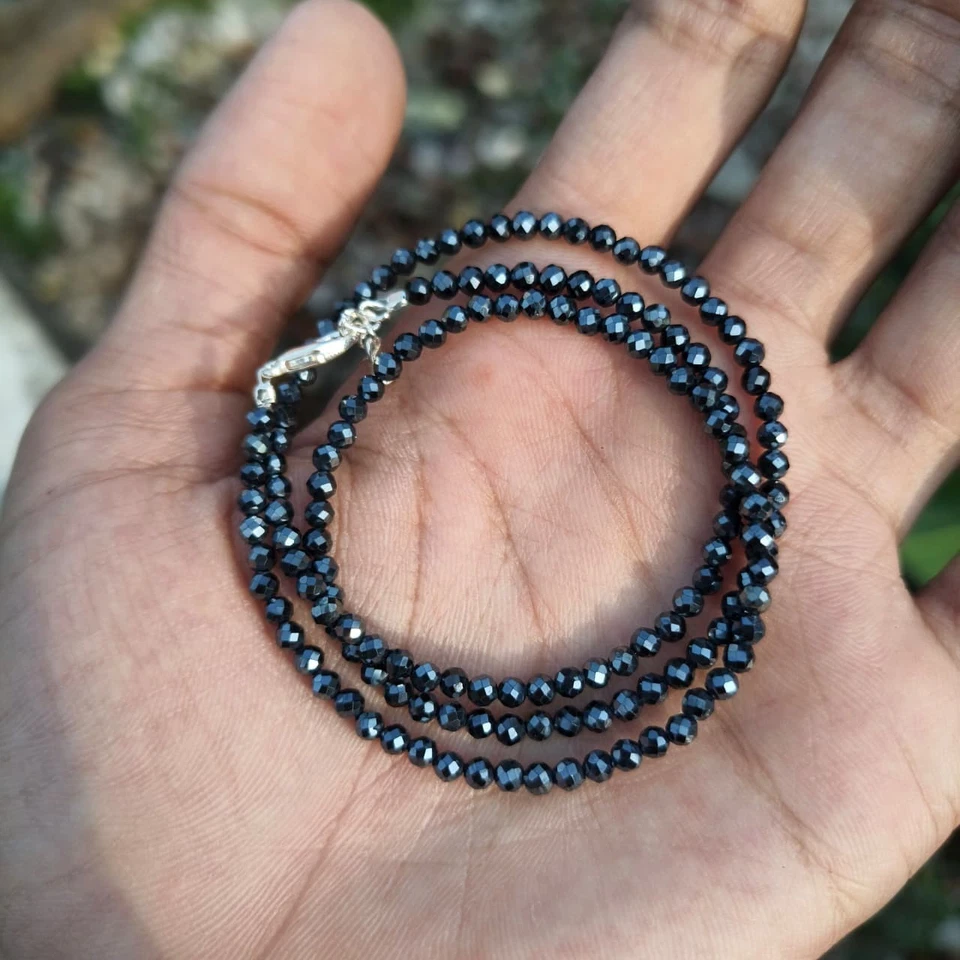 Collar de cuentas de rondelle facetadas de espinela negra natural AAA de 3 mm Foto 3 de 4