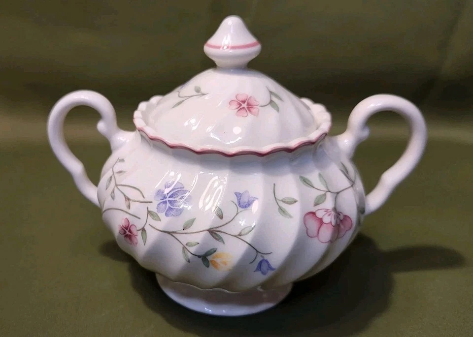 Crema y azucarero Johnson Brothers Summer Chintz festoneado con borde rosa usado en excelente estado Foto 2 de 4