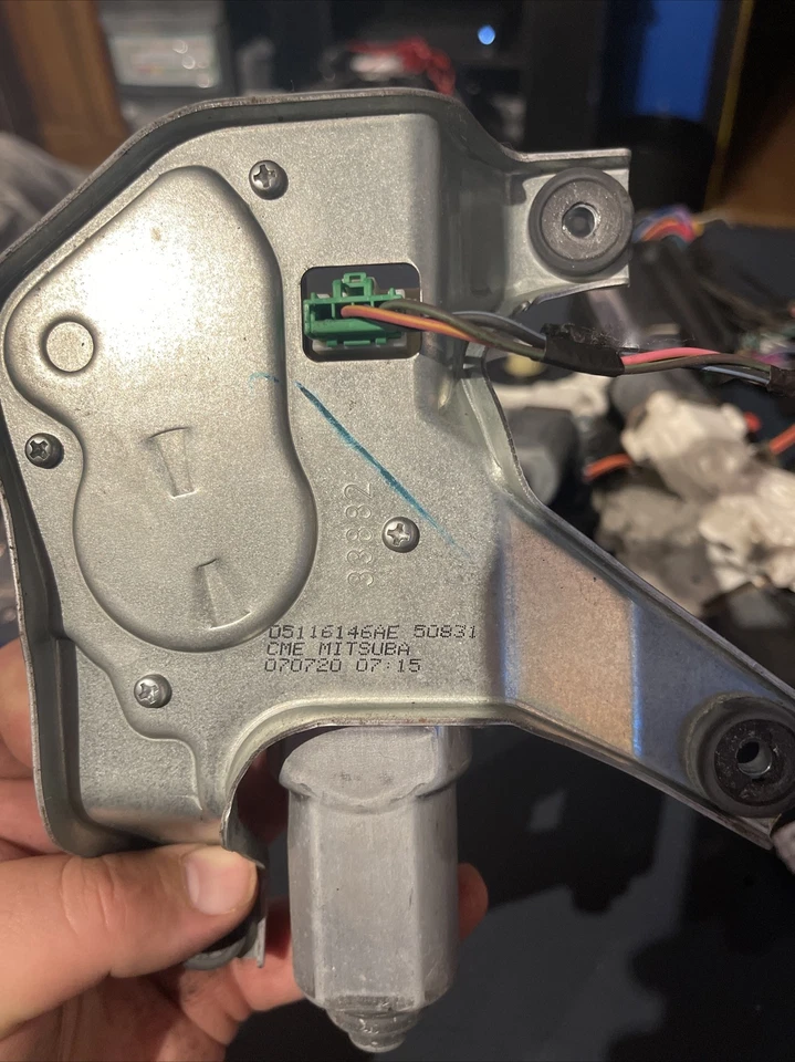 *Motor limpiaparabrisas trasero Dodge Caliber 2007-2012 OEM 05116146AE Foto 2 de 2