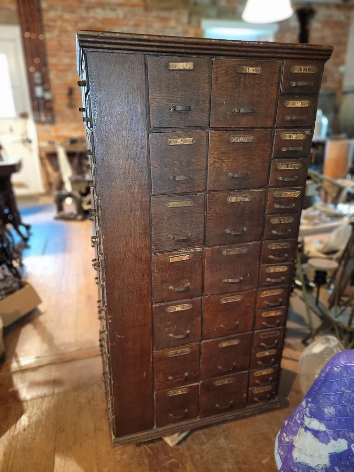 Antiguo gabinete de tornillo de ferretería de madera Foto 2 de 4