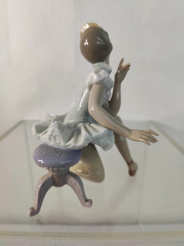 LLADRO "CORTINAS ARRIBA" BAILARINA CON TABURETE #6325 BRILLANTE 6 1/2" ALTO FIGURA - Imagen 3 de 7