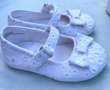 Genuine Kids From Osh Kosh White Flowery Baby Shoes Size 4