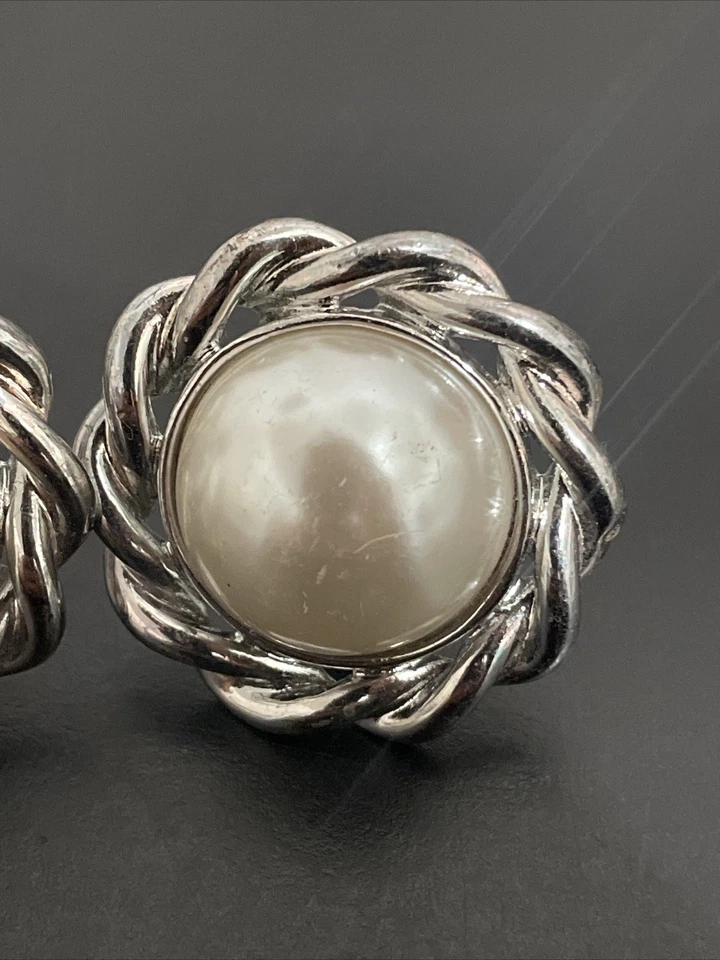 Pendientes Clip Cuerda Forma Redonda Perlas Imitación Tono Plata ANNE KLEIN Firmados De Colección Foto 3 de 4