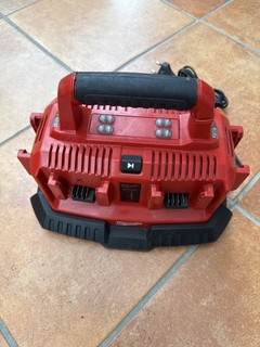 Milwaukee M1418C6 18 V Ladegerät
