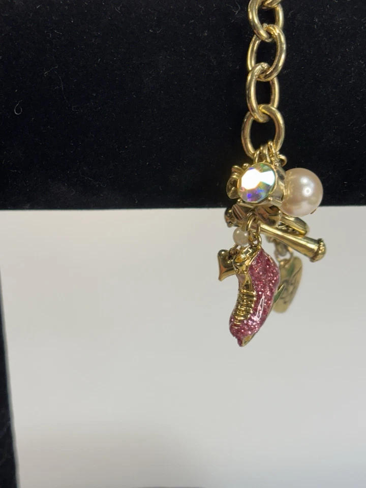 Pulsera Charm Rosa Brillante Perla Estrás Firmada Betsey Johnson Patinaje sobre Hielo  Foto 4 de 4