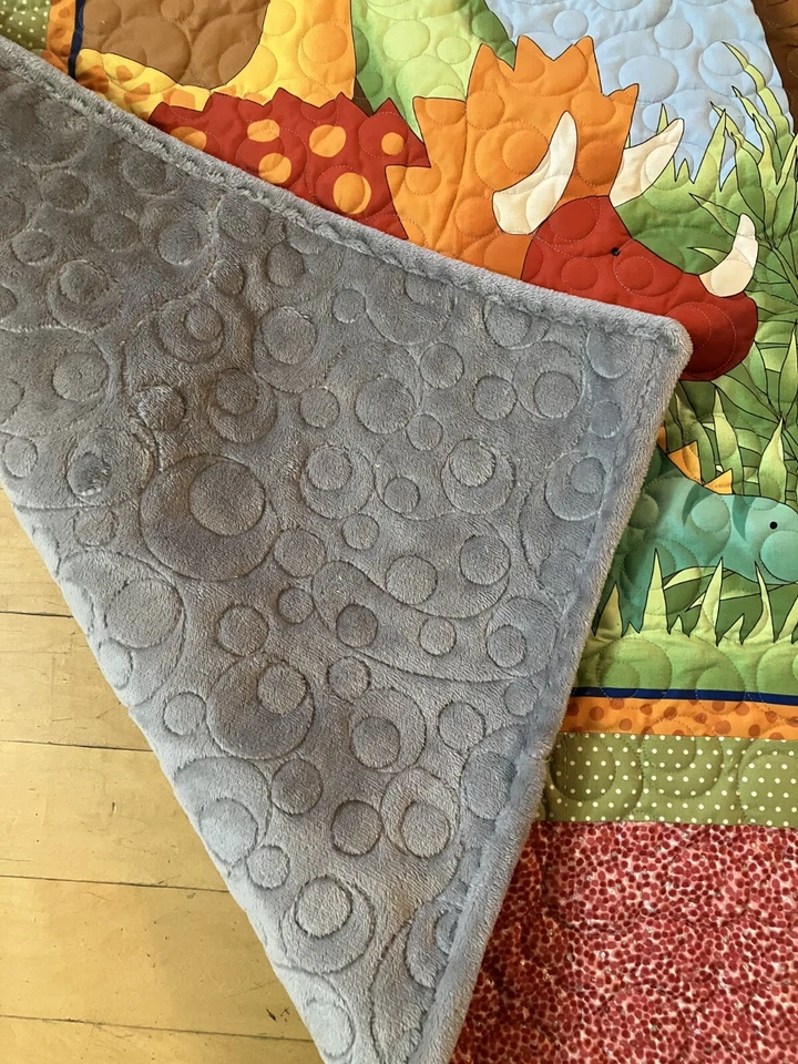 Edredón hecho a mano con panel de dinosaurios para bebés edredón juvenil 42"x 50" con respaldo gris minky Foto 2 de 3
