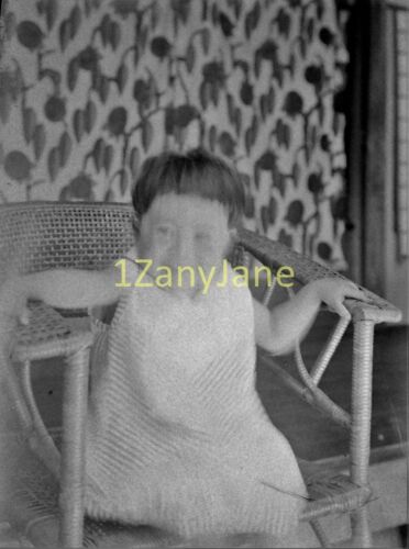 OK 11/12x8 cm JAPAN-Glass Plate Negative-JAPANESE GIRL WHITE DRESS WICKER CHAIR - Picture 1 of 2