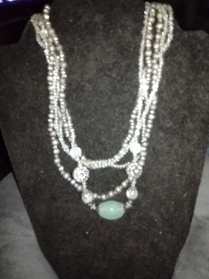 ELEGANTE COLLAR DE CUENTAS ACRÍLICAS DISEÑO PREMIER TONO VERDE Y PLATA Foto 4 de 4