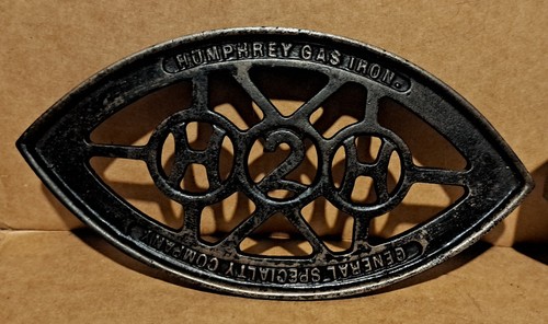 2 Vintage Gas Iron Trivets Strauss IWANTU Humphrey - H20 - Picture 2 of 4