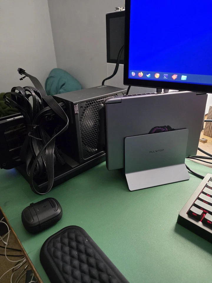 GPD Win Max 2 Handheld Gaming PC AMD Ryzen 7 7840U, 32GB RAM, 512GB SSD - Image 2 of 4