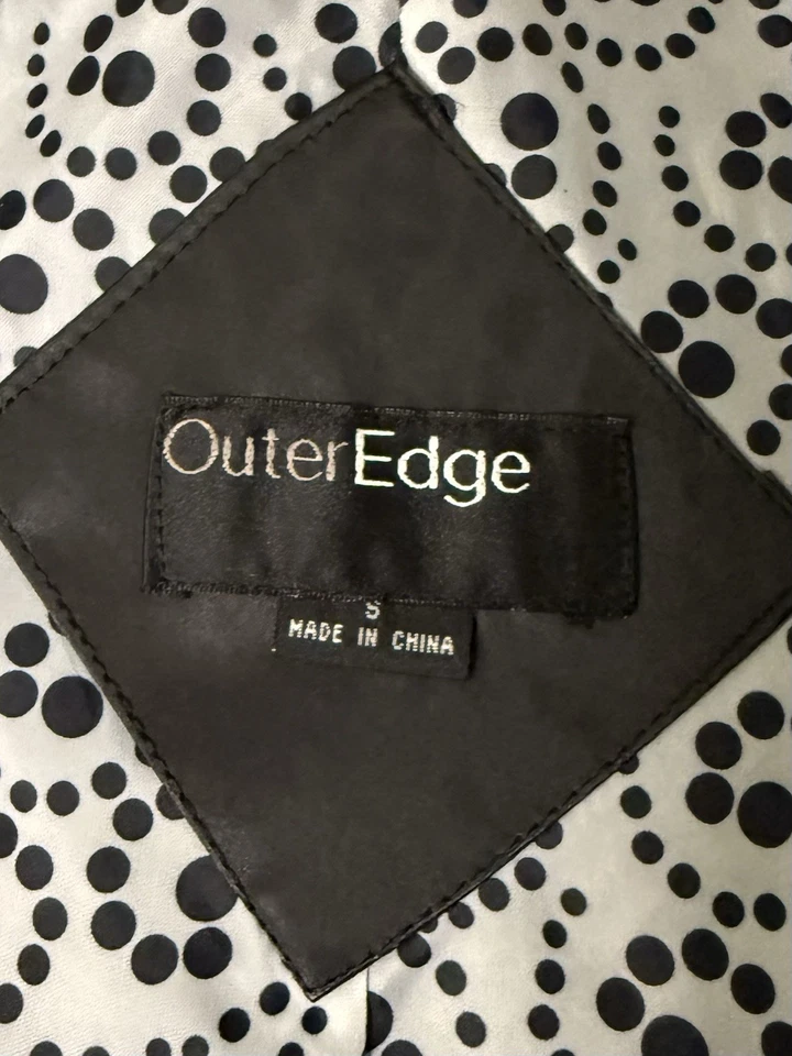 Gabardina negra de nailon con borde exterior para mujer talla pequeña Foto 4 de 4