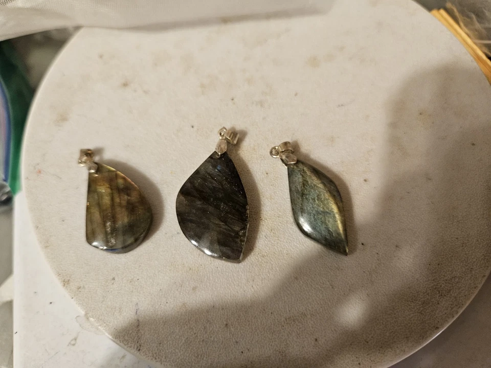 ОГРОМНЫЙ ЛОТ КУЛОНОВ И АМУЛЕТОВ С ДРАГОЦЕННЫМИ КАМНЯМИ ОТ БОЛЬШИХ ДО МАЛЕНЬКИХ ДЛЯ ИЗГОТОВЛЕНИЯ ЮВЕЛИРНЫХ ИЗДЕЛИЙ  - Изображение 3 из 3