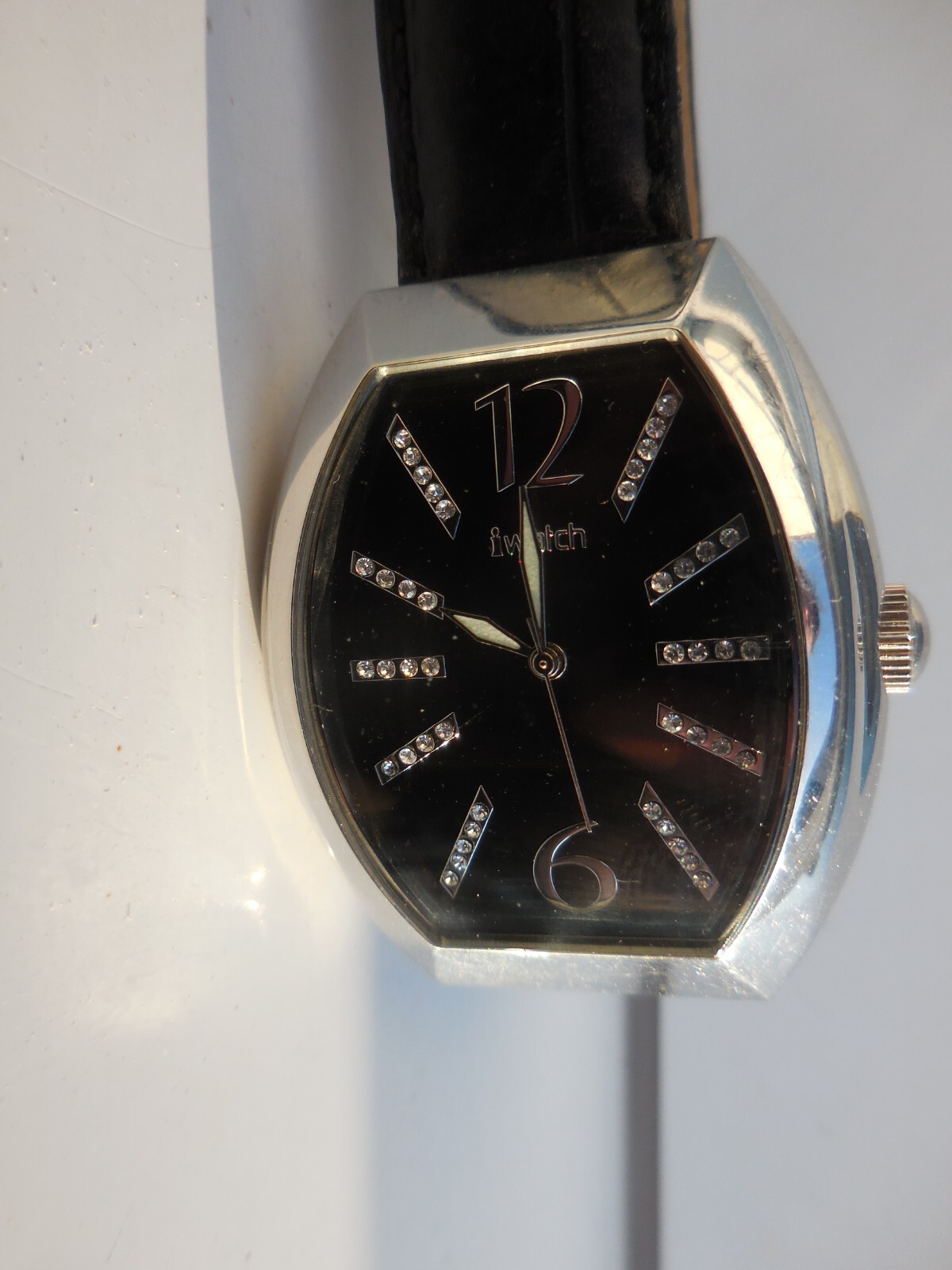 Montre ancienne femme iWatch sertie Swarovski, le cadeau vintage fonctionnel idéal
