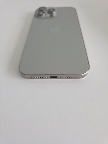 iPhone 16 Pro Max 256GB – Natural Titanium – Unlocked – With Original Box – Good - Photo 4 sur 11