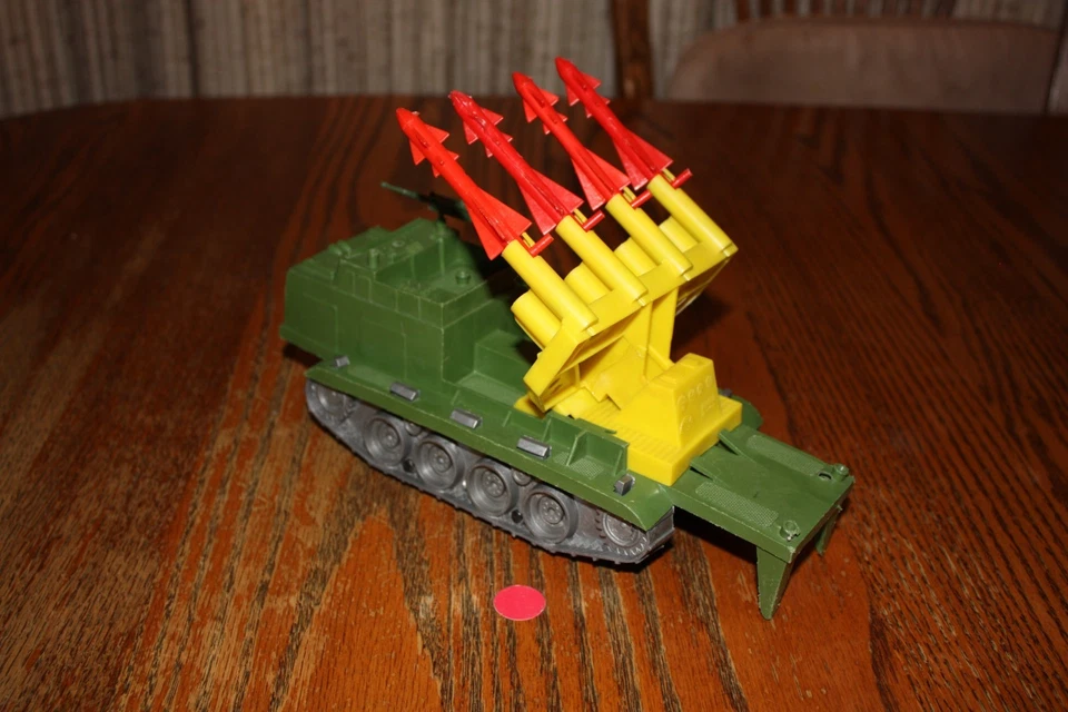 MPC Army Tank & Fully-Functional Yellow 4-Missile Nike Launcher/Red Missiles - Image 3 of 4