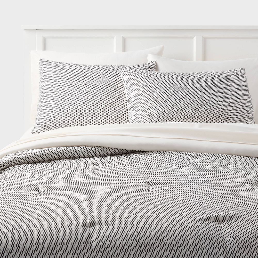 FullQueen Printed Comforter Set BlackWhite - Room Essentials Includes Sheets 3890₽