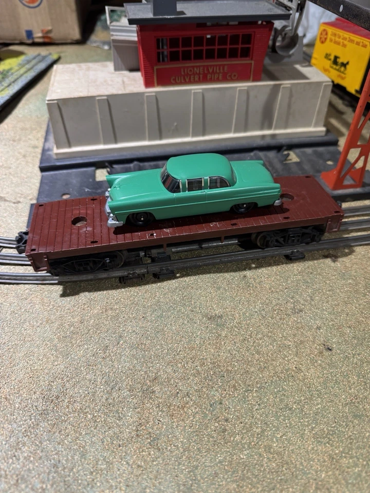 RARE POSTWAR LIONEL 6406 MAROON FLAT CAR W/ KELLY GREEN AUTO GRAY BUMPER REPLICA - Image 2 of 4