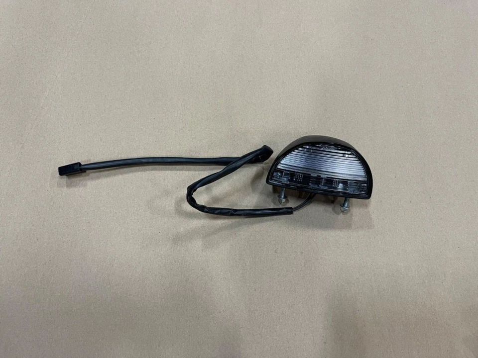 AM137917: лампа для номерного знака John Deere Gator (12-24 В) - Изображение 2 из 4