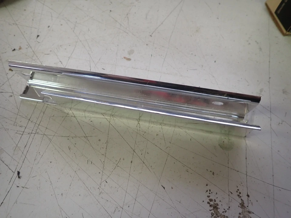 Nuevo de Lote Antiguo Chevrolet Impala 1975 Faro Interior Moldura Junto a la Rejilla GM 372358 Foto 4 de 4