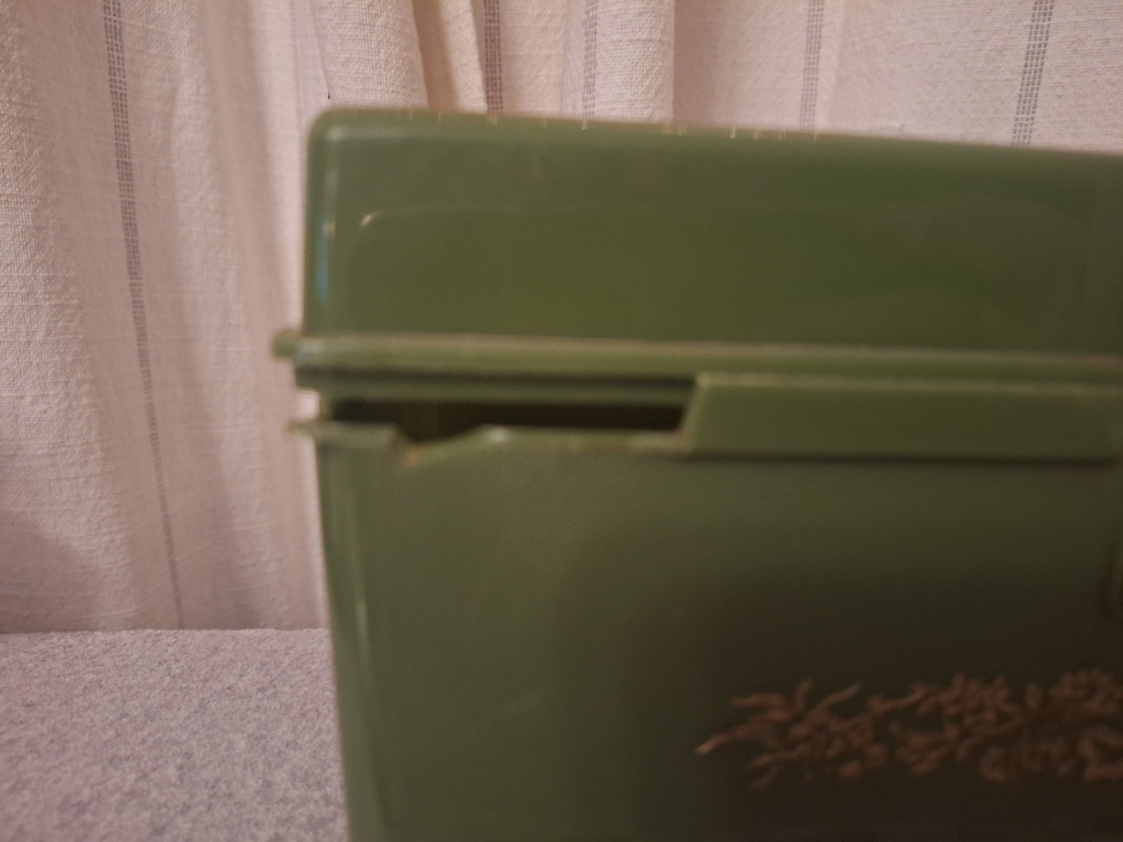 VINTAGE GREEN PLASTIC SEWING CRAFTS STORAGE BOX CASE WITH 1 TRAY AND MATERIALS 