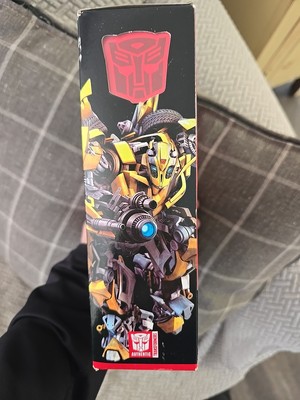 TRANSFORMERS STUDIO SERIES 49 DELUXE CLASS BUMBLEBEE ACTION FIGURE BRAND NEW