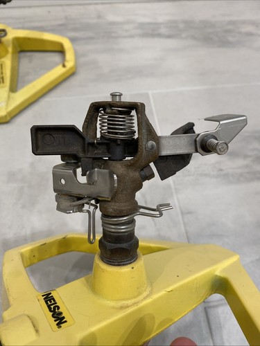 (2) Irrigatori vintage Nelson Impulse, base in metallo - Made in USA giallo - Foto 4 di 8
