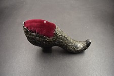 antikes Nadelkissen in Form von einem gro&szlig;en Schuh. Frankreich um 1900