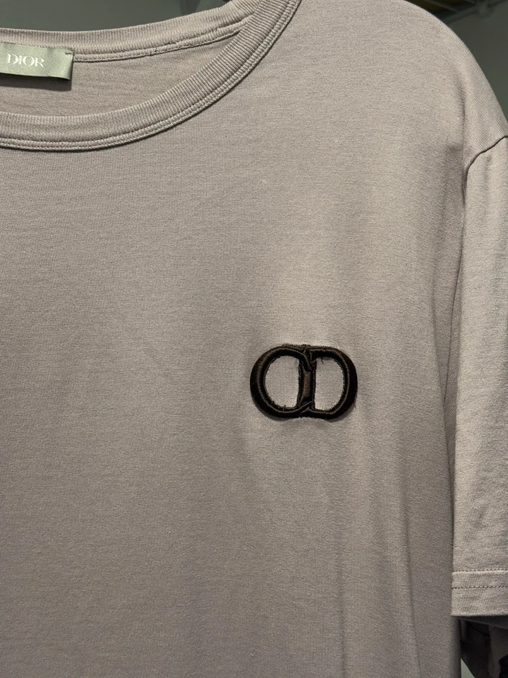 Camiseta Dior Hombre SS22 Logo Bordado Algodón Lavanda XL 013J600A0677 Foto 2 de 4