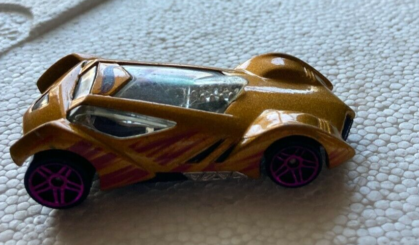2002 Mattel Hot Wheels Sinistra Gold DieCast  Race Car Toy Vehicle Model