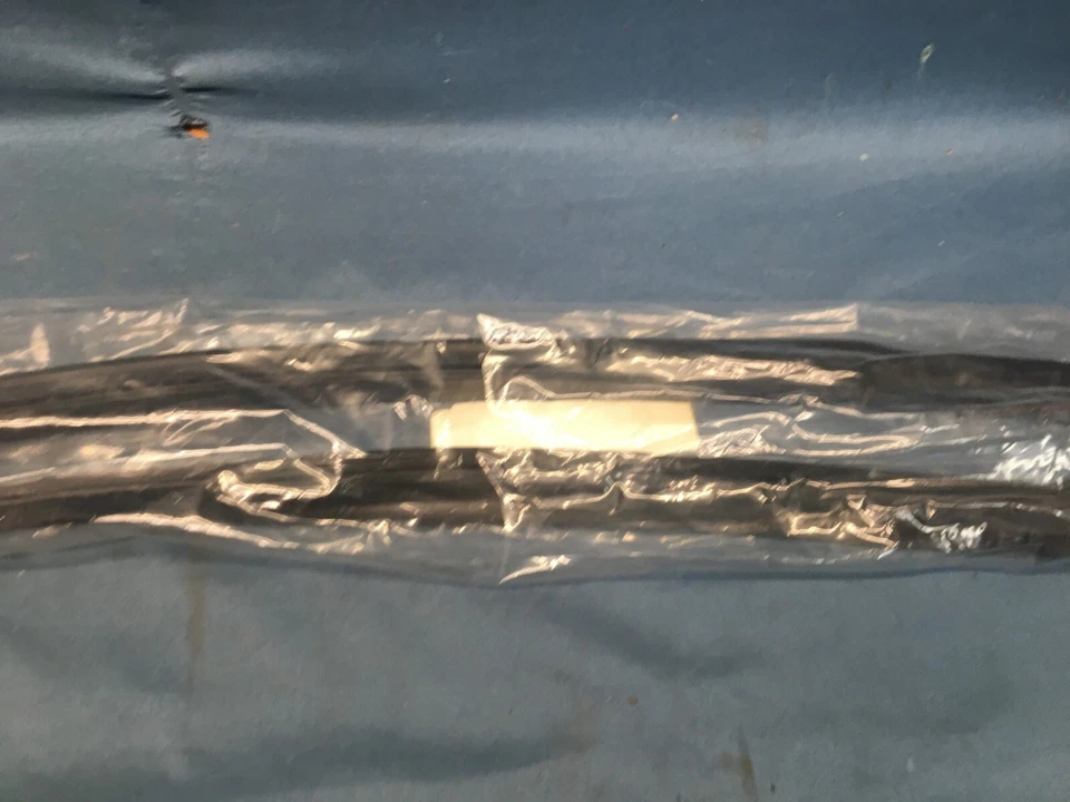 MTC#3863 Left Pillar Post Seal Mercedes-Benz 350SL 380SL 380SLC 450SL 450SLC - Imagem 3 de 3