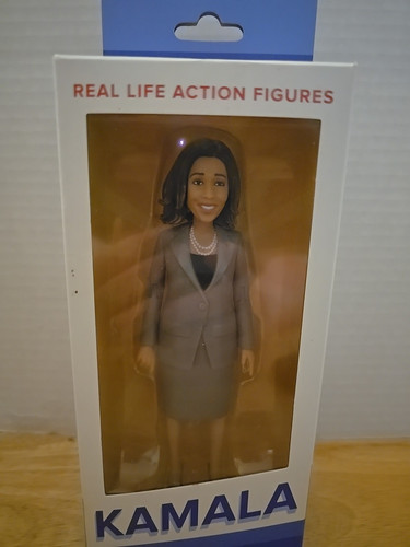 NEU in Box US Vizepräsident Kamala Harris Actionfigur 7" Puppe Spielzeug Neuheit - Bild 2 von 6