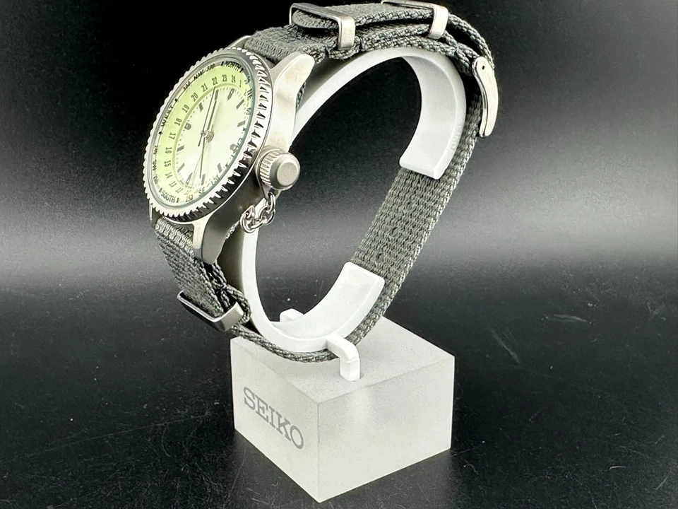 Reloj de campo de cuarzo de 37 mm con bisel de brújula esfera completa Seiko para hombre V339-6A50 Foto 4 de 4