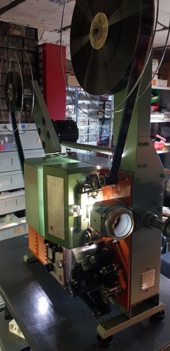 Projecteur portable de cinéma en 35 mm, rare avec trois objecti