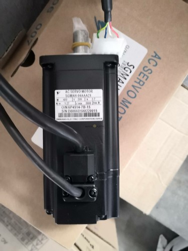 1PZ Servomotore Yaskawa SGMAH-04AAA21 NUOVO - Foto 2 di 3