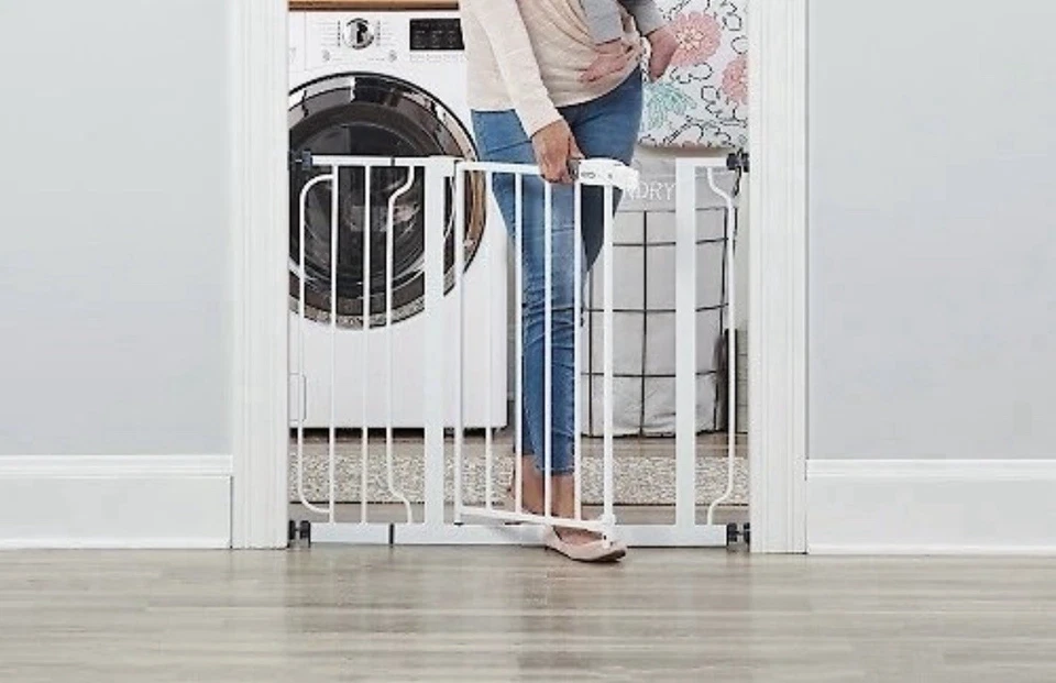 Puerta para bebé Regalo de 38,5 pulgadas fácil paso a través  Foto 2 de 4