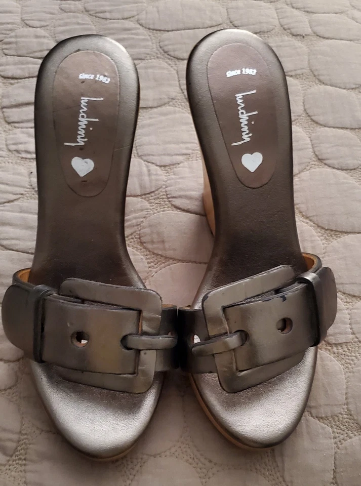 Salto cunha feminino Kristoff Luichiny tamanho 6 com fivela bronze cor ouro - Imagem 2 de 4