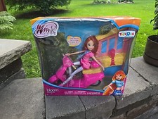 Winx Club Jakks Scooter Bloom Doll 44910, LEGGI