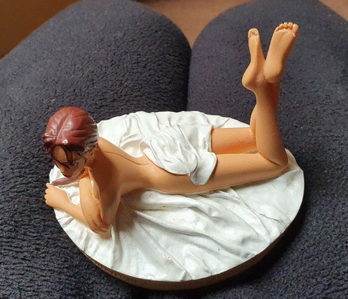 Lara Croft Figurine Manoir de Surrey naked bedsheet Tomb Raider Manor sexy 20 - Picture 3 of 11