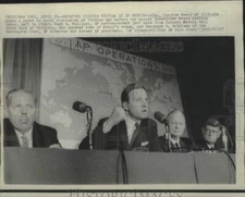 1967 Press Photo Senators and correspondents discuss Vietnam War before press