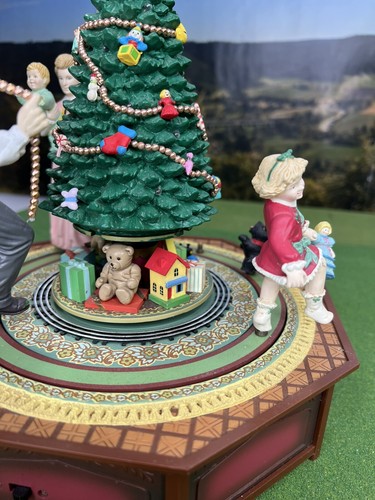 Enesco - Animated & Musical Gilmore Family Christmas- #577464 - Picture 8 of 16