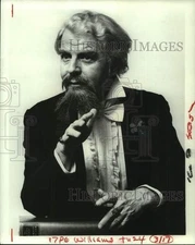 1982 Press Photo Emlin Williams portrays Charles Dickens on stage in New York