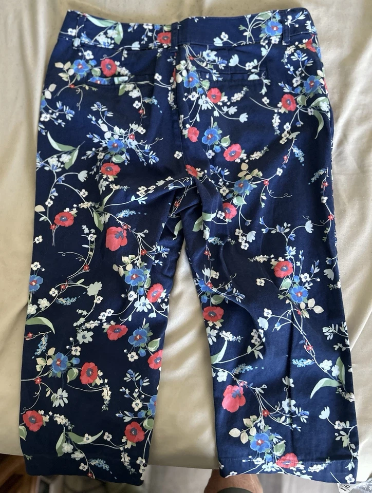 Pantalones elásticos capri florales azul oscuro talla 12 St. Johns Bay para mujer en muy buen estado Foto 2 de 4
