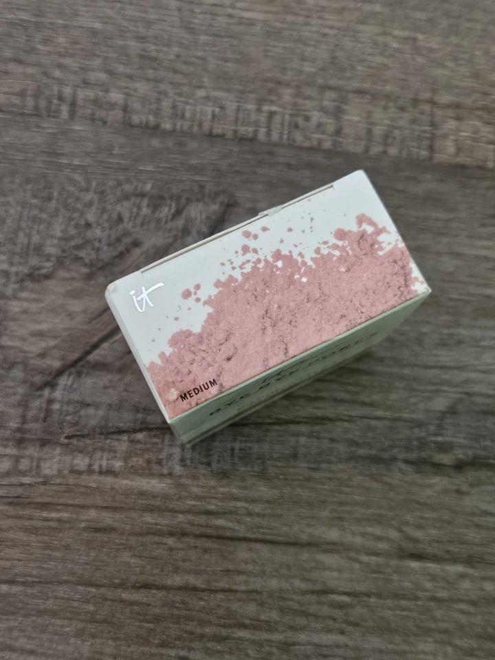 NEW It Cosmetics BYE BYE PORES MEDIUM Tinted Skin-Blurring Finishing Powder 6.8g - Image 3 of 3