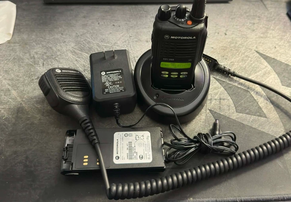 MOTOROLA HT1250 UHF 450-527 MHz  Two-Way Radio AAH25SDF9AA5AN - Image 4 of 4