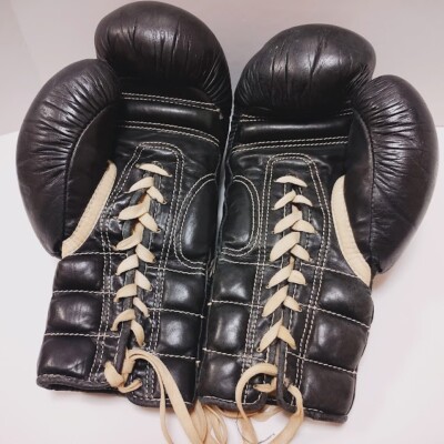 Winning Vintage Initial Logo Boxing Gloves 12oz Black Lace