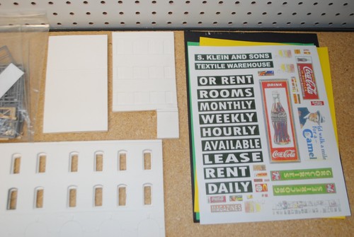 Downtown Deco DD1055 Front Street Flat Building Kit HO-Scale - Picture 3 of 7